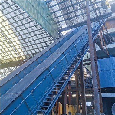 Convoyeur à bande à parois latérales fermées